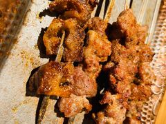 红柳羊肉串-阿里家·新疆烤肉酒場 by MIG