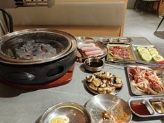 -围炉肉舍•炭烤活鳗•丹东海鲜烤肉(步行街店)