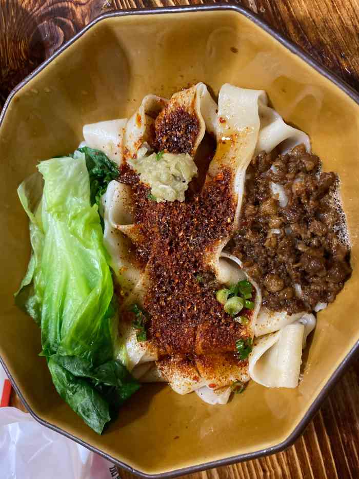 陕甘宁手擀面(中心花园店)-"店的位置就在中心花园小区门口,公交车站