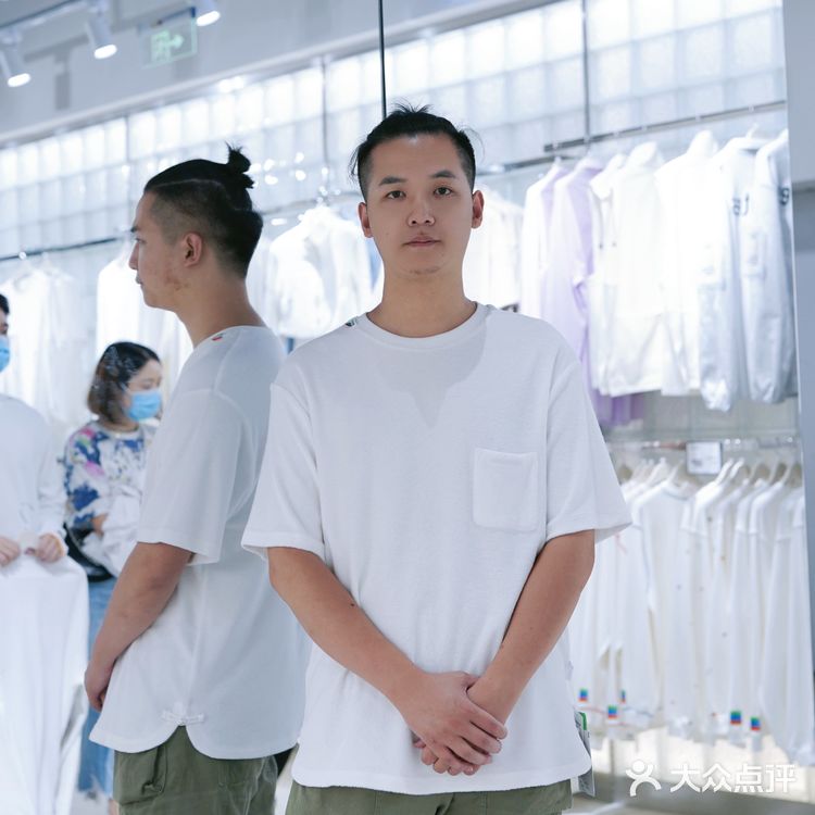 白T品牌西南首店|一整面墙全是白色T恤 还能定制噢
