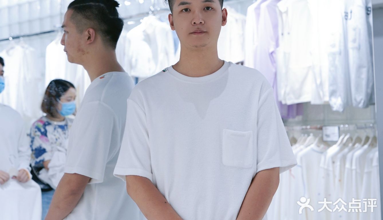 白T品牌西南首店|一整面墙全是白色T恤 还能定制噢 