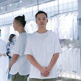 白T品牌西南首店|一整面墙全是白色T恤 还能定制噢 