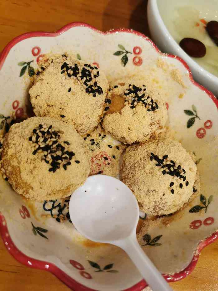 龙记山城汤圆(宽厚里店)-"服务环境很好 料真的好足啊 超级丰富 水.