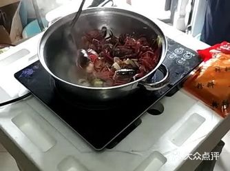 首先处理好小龙虾，除去虾线，洗干净备用，煮好秘制的小