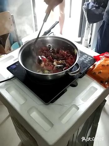 首先处理好小龙虾，除去虾线，洗干净备用，煮好秘制的小