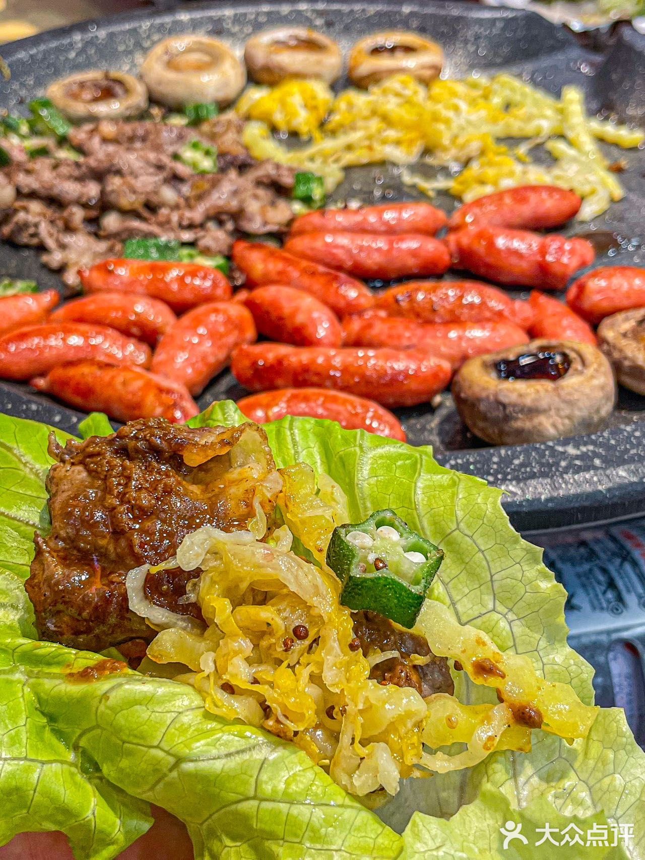 一进门就能看到超大的柜子，里面都是牛肉