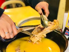 浓厚原只鸡煲花胶汤-鲜入围煮花胶鸡海鲜火锅