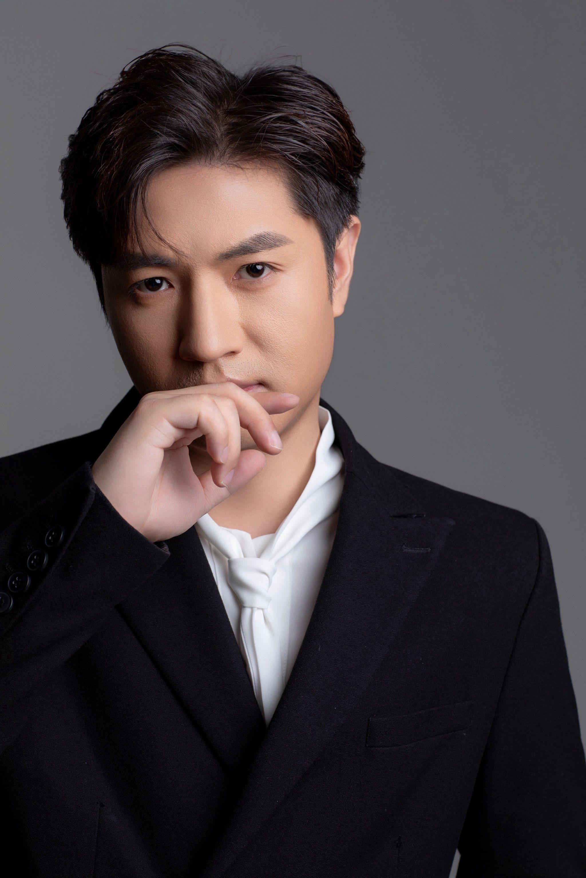 一身黑色西装勾勒沉稳气质
慵懒的眼神 精致的胡子
尽显成熟稳重