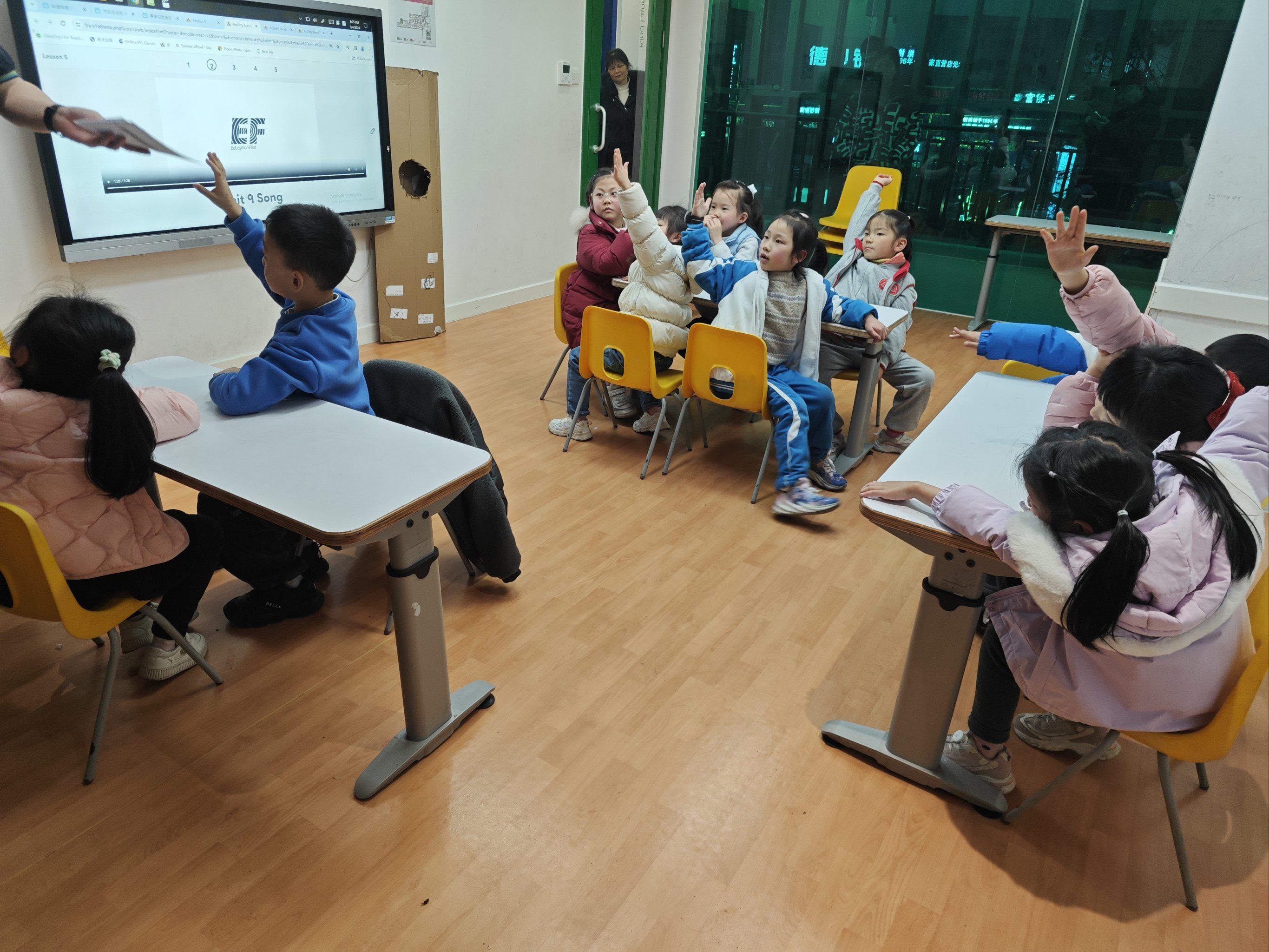 小朋友认真听英语课的时刻