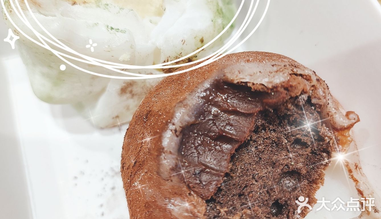 抹茶味的内馅，里面还夹着甜糯可口的红豆，浓郁香甜