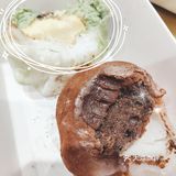 抹茶味的内馅，里面还夹着甜糯可口的红豆，浓郁香甜