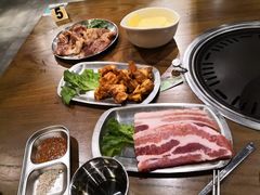 厚切猪肉-·缸桶屋·韩式牛肋条自助烤肉(西湖D11店)
