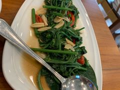 -Chom Cafe and Restaurant