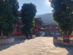 -十万大山布透温泉
