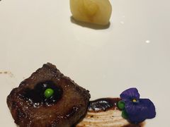 香煎牛排配库尔勒香梨-鲤院·新中式美学·庭院餐厅(夫子庙店)