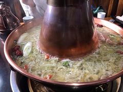 酸菜锅-果松木炭酸菜铜火锅·外婆参鸡汤