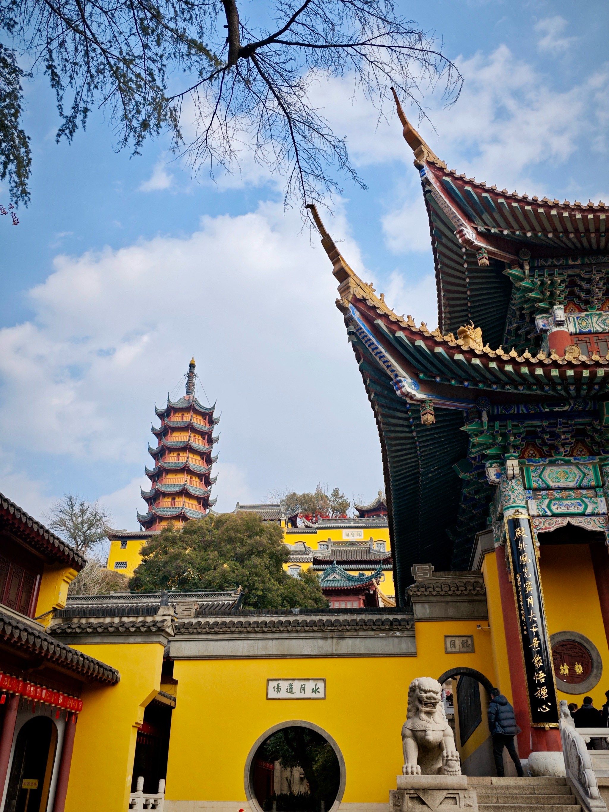 来镇江玩,肯定要来金山寺祈福上一柱香的,来之前做功课我就知道这边人