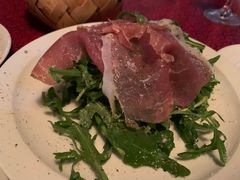 芝麻菜沙拉配风干火腿-羽深肉铺 Steak & Wine