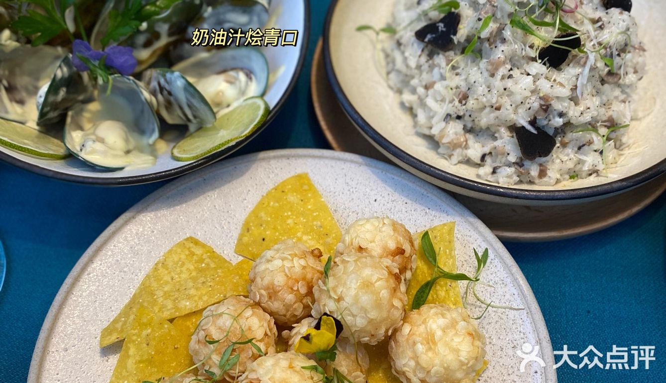 江景餐厅｜重庆竟然有在鲜花丛中品尝美食⁉️