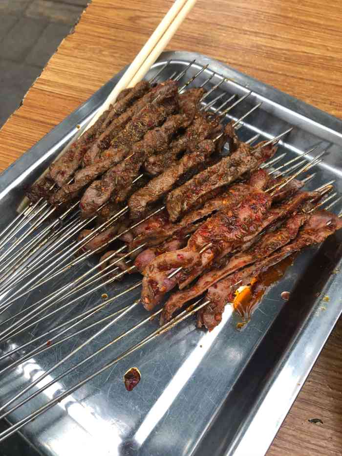 老班长烧烤-"楼下烤肉店开了好几年了,味道还算不错,烤.