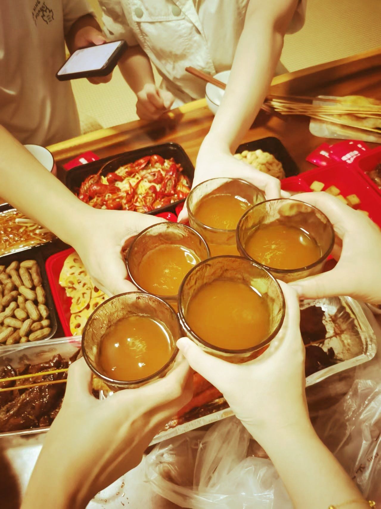 聚聚很开心,几只小手几份感情