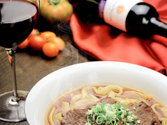 半筋半肉布袋面-天下三绝 牛肉面/红酒