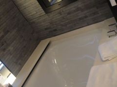 上海璞丽酒店豪华套房-主卧卫浴浴缸2-上海璞麗酒店