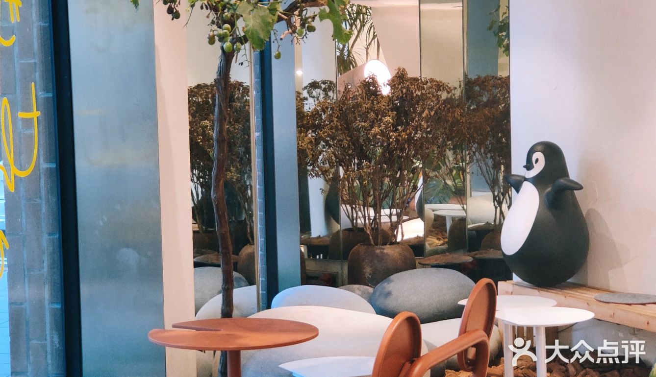 【咖啡测评】梧桐叶影子撒在咖啡上，武康路超好拍落地窗咖啡店