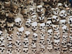 -比如骷髅墙景区