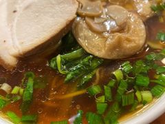 焖肉双菌菇面-三两春肚肺汤(崂山路店)