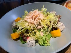 烟熏鸡胸肉果蔬沙拉-卡普里披萨·牛扒·下午茶