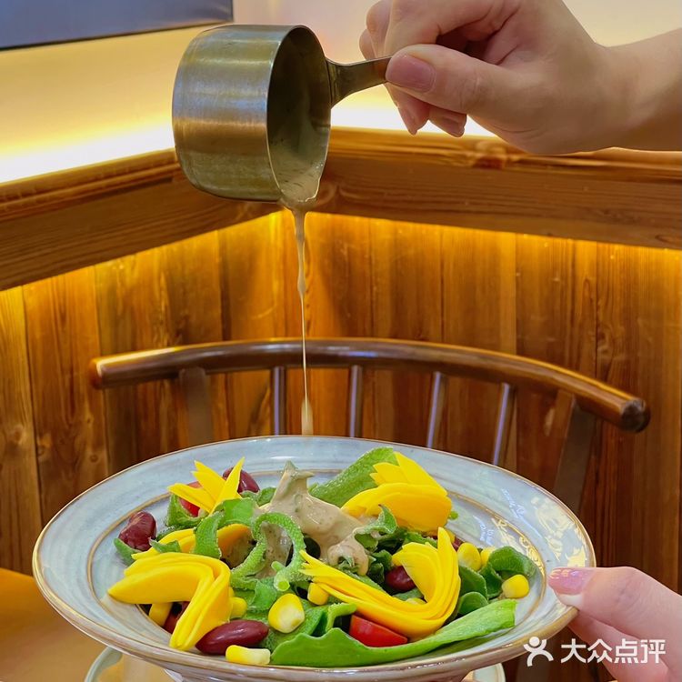 有两层，点了三碗主推意面，一款是黑松露海鲜意面