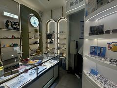 -目上眼镜·蔡司依视路授权(青浦宝龙店)