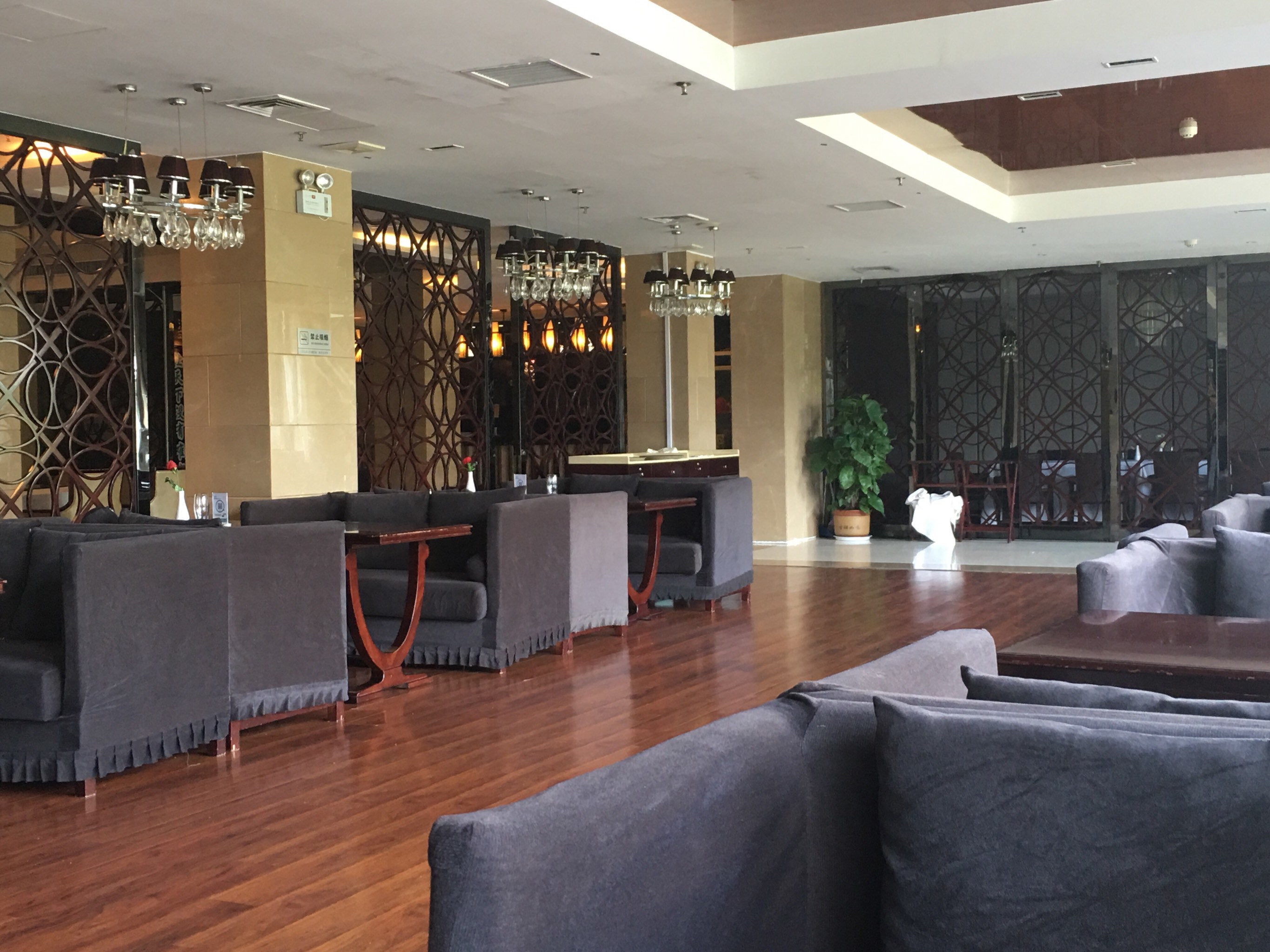 莲花迎宾馆是四星级,应该是项城市早期最好