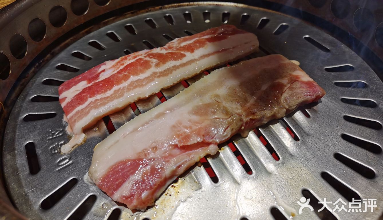 喜来稀肉也算是有好几家连锁的店了韩式烤肉卷上生菜