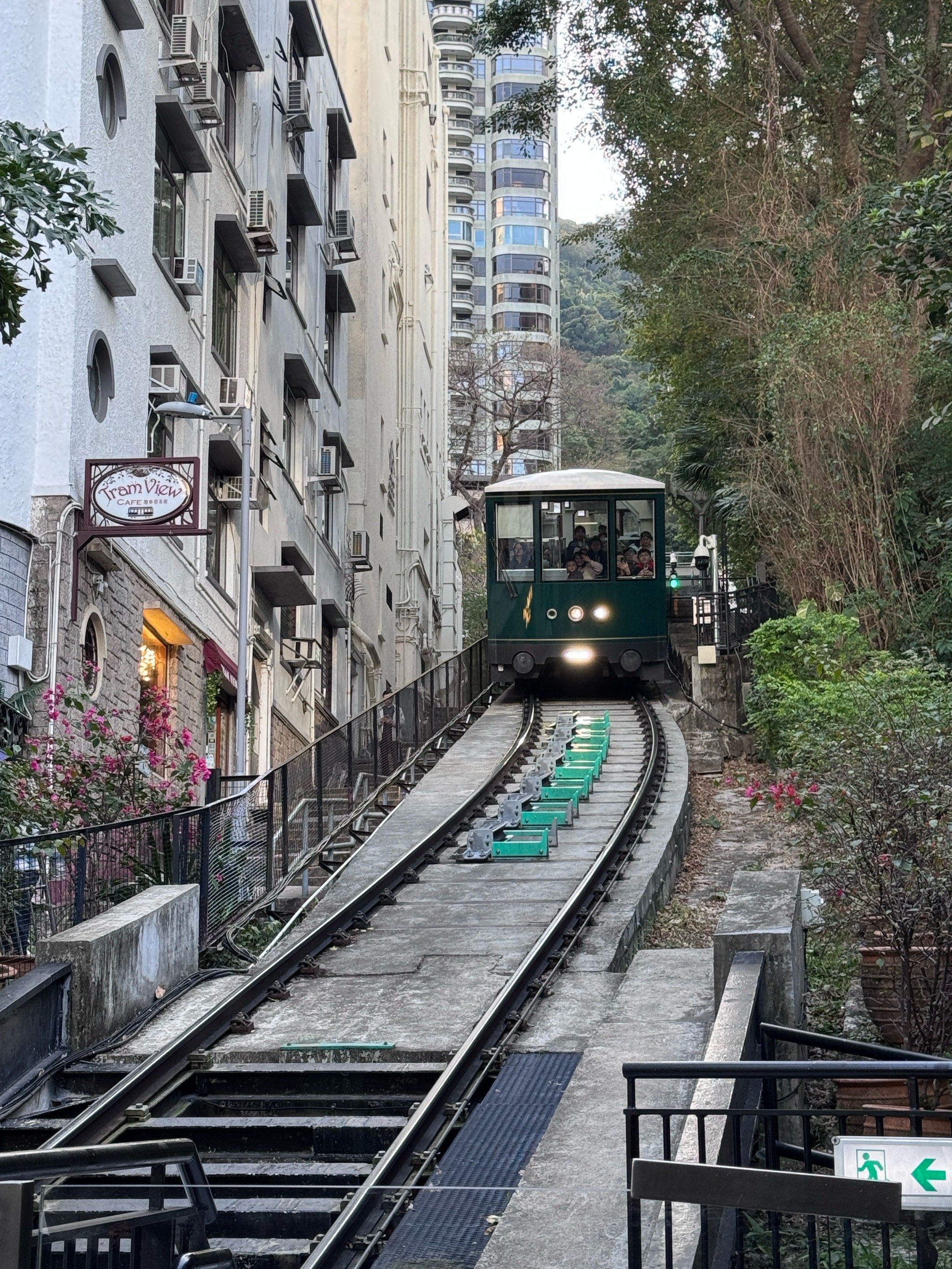 城景下的缆车掠影