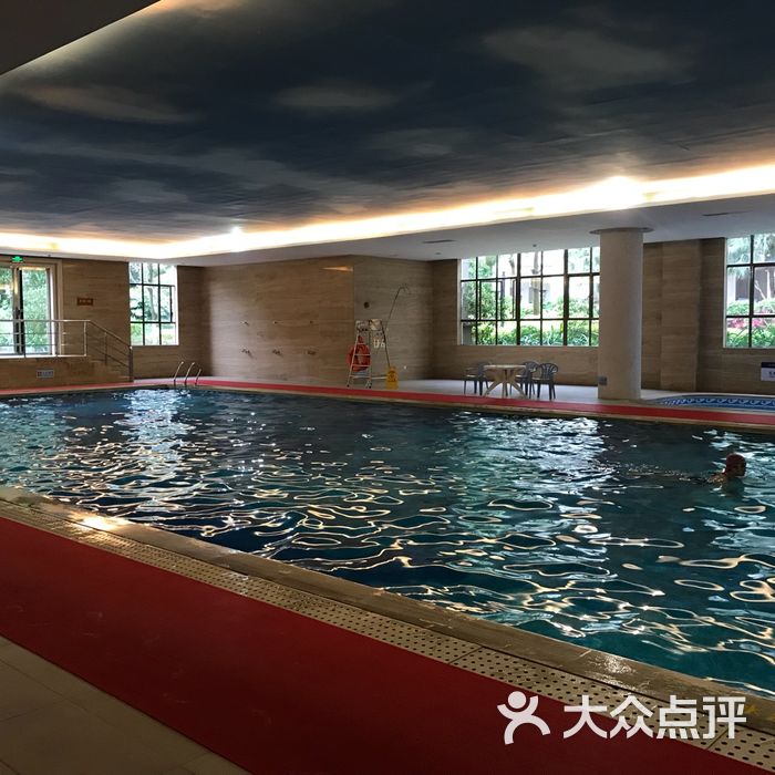 奥园康体中心恒温游泳馆