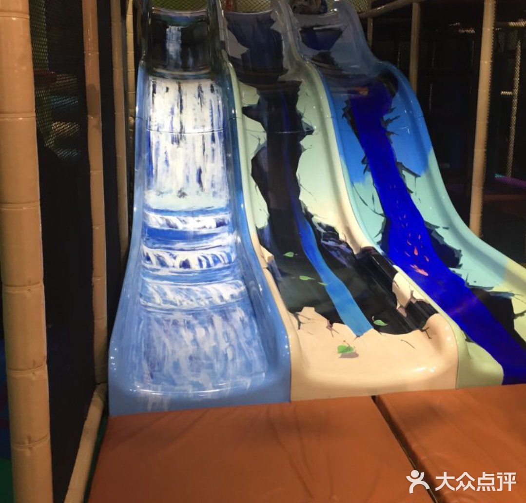 溜娃圣地到此一游[礼花]小勇士儿童中心。