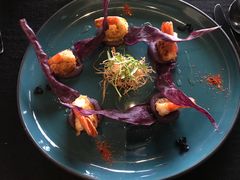 煎虾配紫薯泥薯片及姜味柠檬汁-AZUL by FUEL蓝色·法式酒馆(琶醍店)