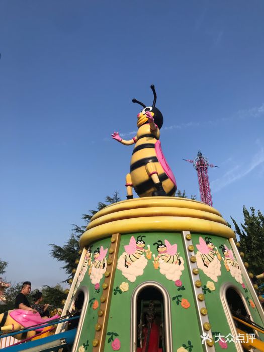 青岛方特梦幻王国旋转小蜜蜂图片