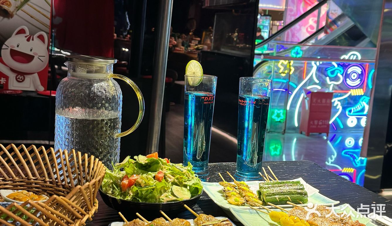 日式居酒屋的氛围，开放式的厨房。特别有氛围