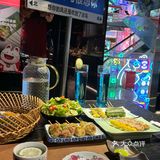 日式居酒屋的氛围，开放式的厨房。特别有氛围