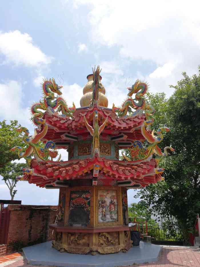 高雄十八王公庙-"18王公庙就在西子湾的山上.进去英国领事.