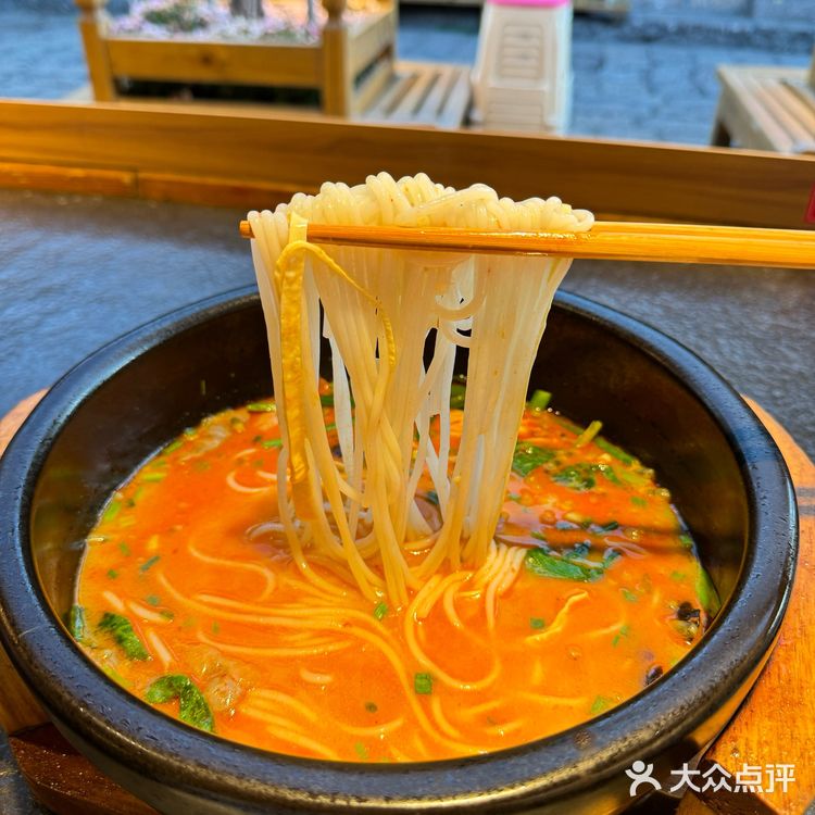 李小冉和贺峻霖来丽江都要去打包的米线店!