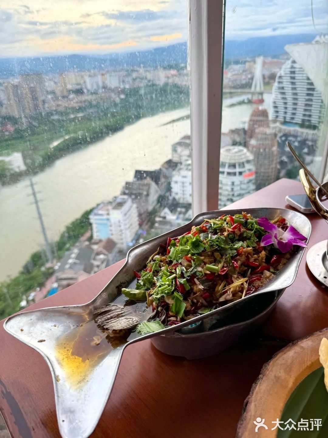 在版纳！这家高空江景餐厅太适合约会了吧🍴