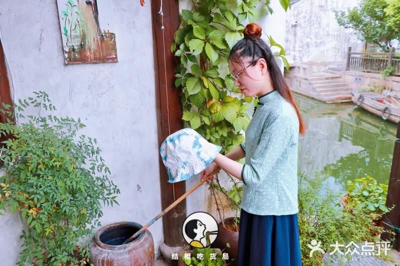 在荡口古镇景区内，都有民谣歌手随机地点驻唱