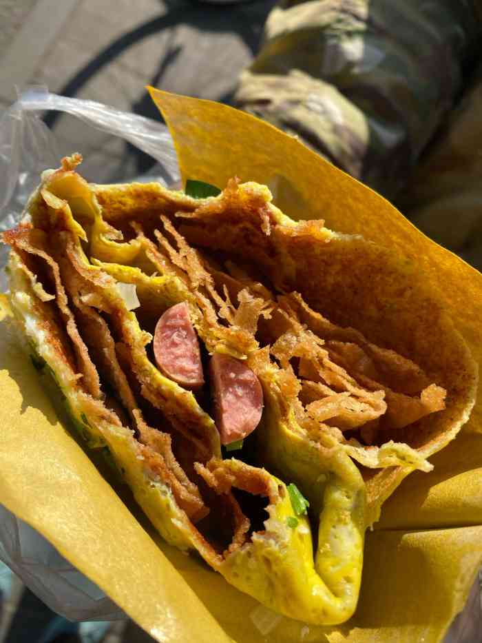 大华煎饼-"慕名去的,就在一家卖鲜奶的隔壁,我买的双.