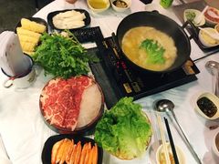 浓厚原只鸡煲花胶汤-鲜入围煮花胶鸡海鲜火锅