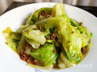 懒人快手菜。  食材：生菜，油，肉酱  步骤：生菜洗