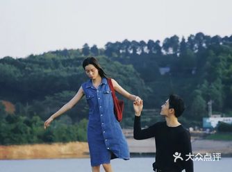 希望我们老了，还可以牵手漫步逛故里